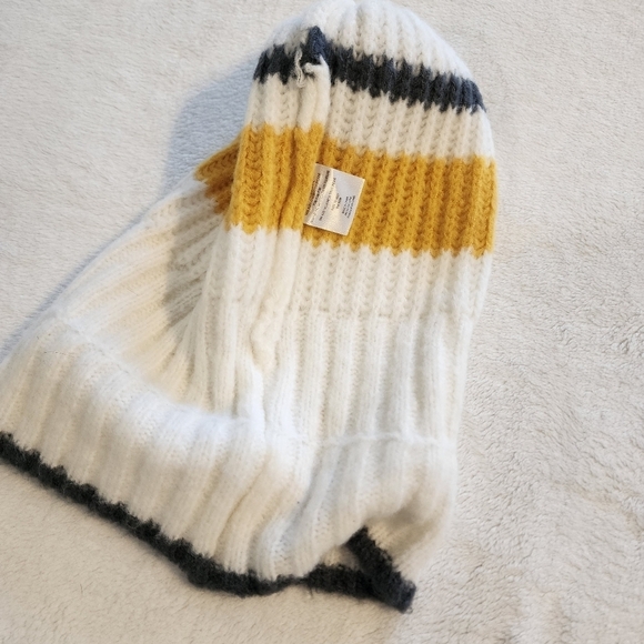 Women's Pom Pom Knit Beanie Toboggan Wonter Hat - Picture 4 of 4